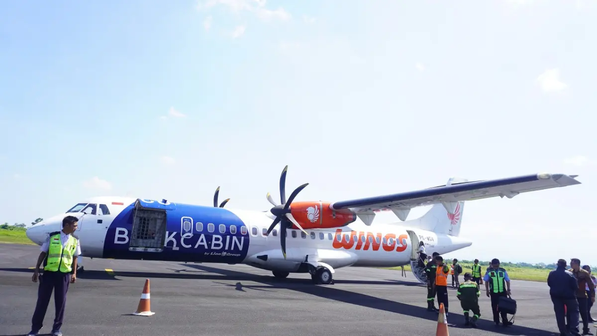 FTA. TERBANG PERDANA: Maskapai Wings Air yang baru landing di Bandara Notohadinegoro dan bersiap take-off kembali menuju Bandara Juanda Surabaya, Senin (1/6). (maulana/halo jember)