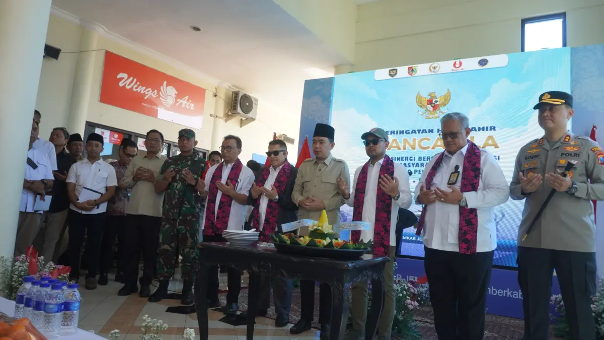 KOLABORASI: Presiden Direktur Lion Group Daniel Putut, Anggota DPR Rivqy Abdul Halim, dan Bupati Gus Fawait, saat meresmikan rute Jember Surabaya, di Bandara Notohadinegoro Jember, Senin (1/6) (Maulana/Halo Jember)