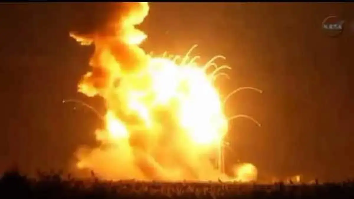 Roket tanpa awak milik blueorigin meledak saat diluncurkan, gambar yang diambil dari potongan video NASA di Pulau Wallops, VIrginia, Amerika Serikat, Selasa (28/10). (REUTERS/NASA TV)