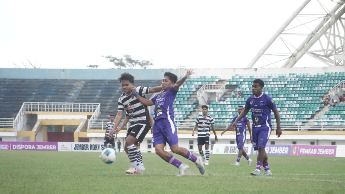 KERAS: Moment panas saat pemain Persid Jember berusaha mempertahankan bola dari pemain maybrat