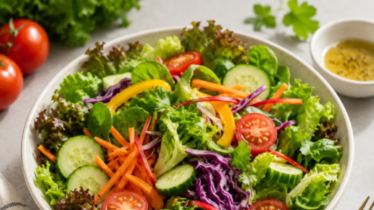 Menu sehat salad sayur (AI/Halojember)
