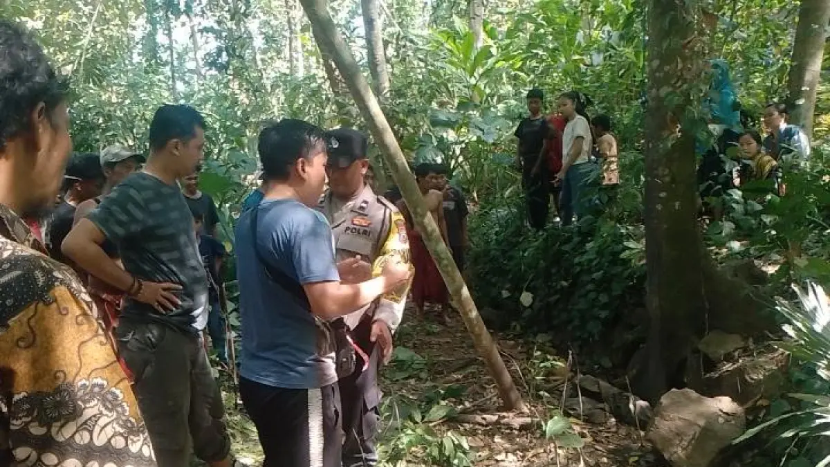 Polisi dan warga berada di lokasi penemuan kerangka manusia di Gunung Tengu, Kalisat, Jember yang membuat geger. (Febri)