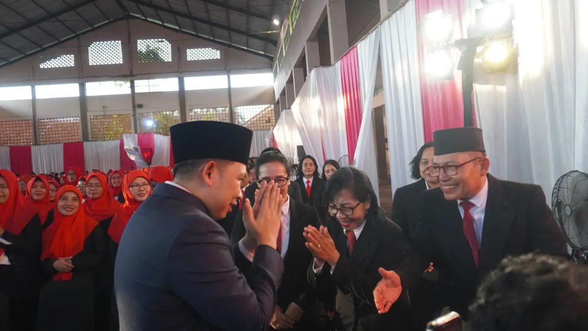 BERI KEPERCAYAAN: Gus Fawait bersalaman dengan sejumlah kepala SDN dan SMPN, seusai pelantikan kepsek, di Kecamatan Patrang, Sabtu (23/5).  (MAULANA/HALO JEMBER)
