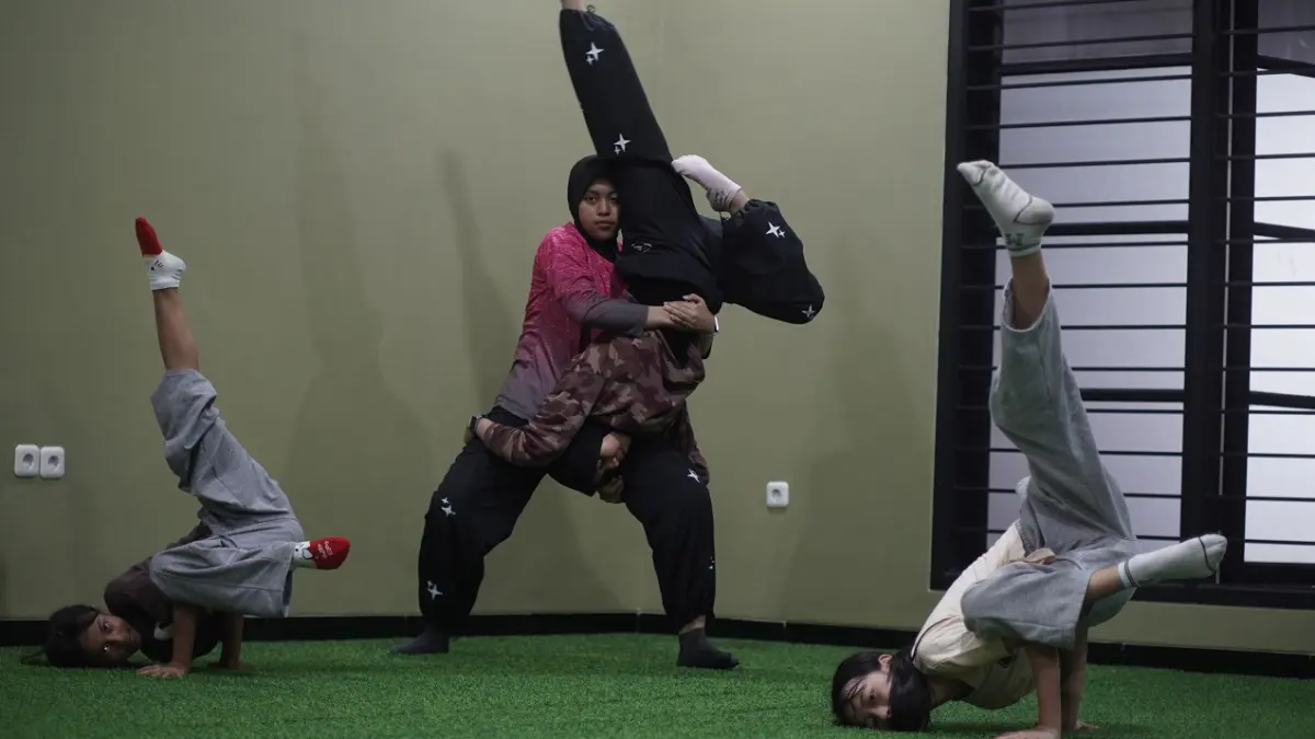 BERLATIH: Atlet Dance Sport Jember terus berlatih untuk menyongsong Porprov Jatim 2027 mendatang. (SIDKIN ALI/HALOJEMBER)