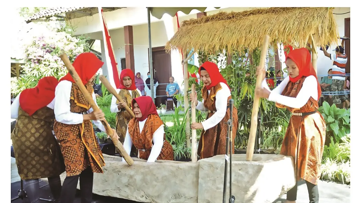 SEMANGAT: Para penabuh Ronjengan saat mengikuti rangkaian festival Harjabo tahun lalu. (FAQIH HUMAINI/HALO JEMBER)
