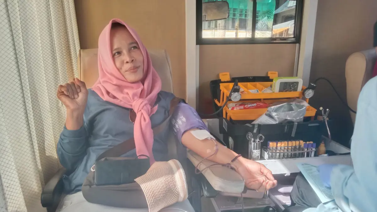 SOSIAL: Para lansia saat ikut kegiatan donor darah pada Peringatan Hari Lansia di Alun-Alun Jember, kemarin (6/6). (PMI JEMBER)
