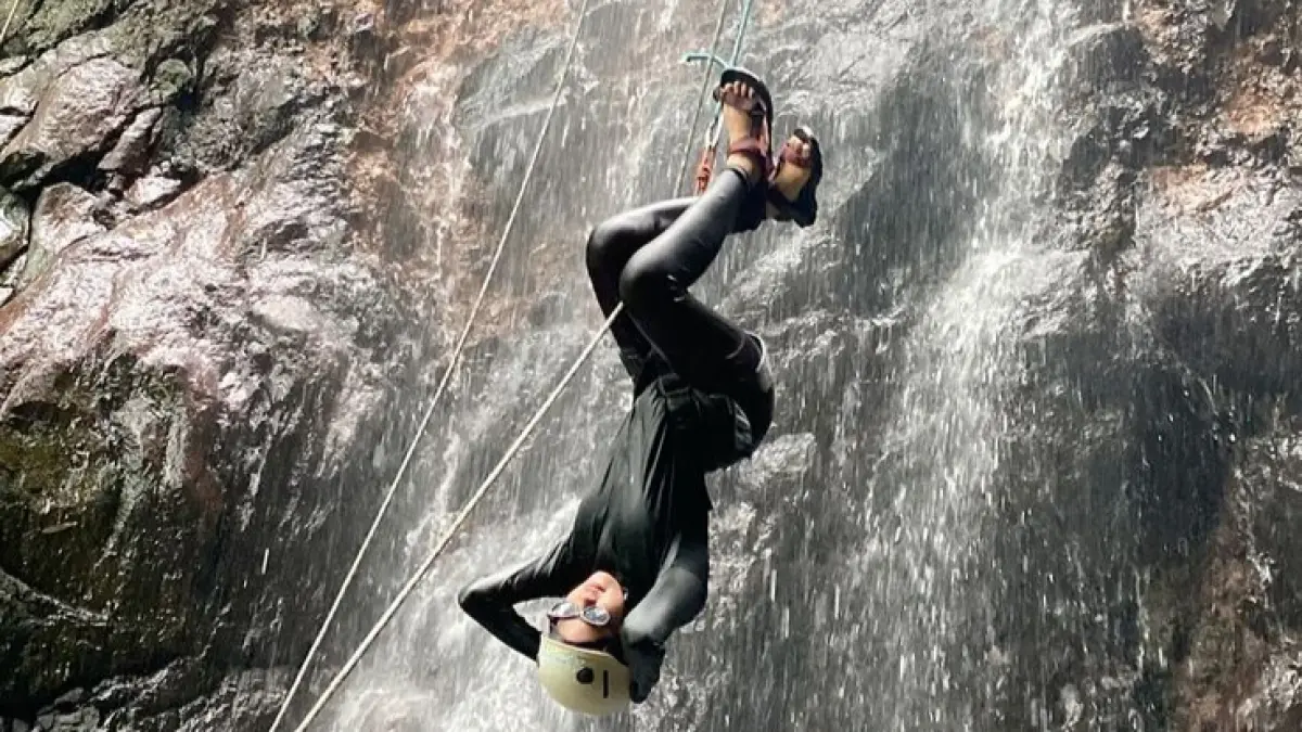 Anak-anak muda yang sedang menikmati keseruan wisata canyoneering di berbagai wilayah. (Nindy/Pinterest)