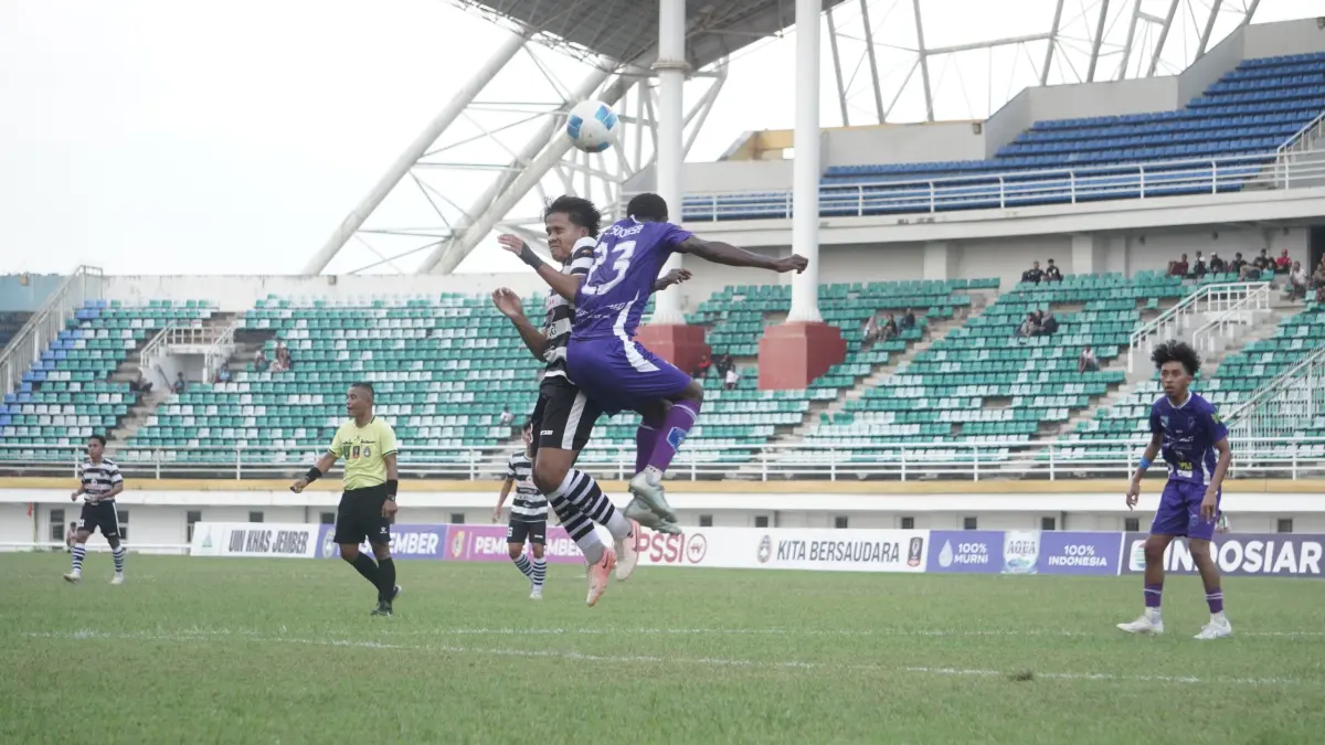 Duel Keras: Momen Pemain Persid Lakukan Duel Udara kala bersua Persemay Maybrat di Stadion JSG beberapa waktu lalu (Foto: Yulio/Halo Jember)