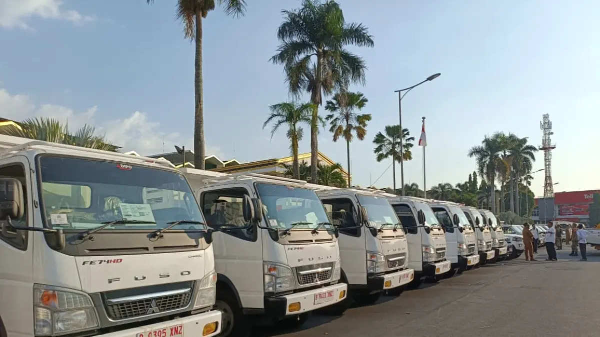 Armada truk koperasi desa merah putih (KDMP) yang akan dibagikan kepada KDMP di Alun-Alun Jember. (SYAKUR) 