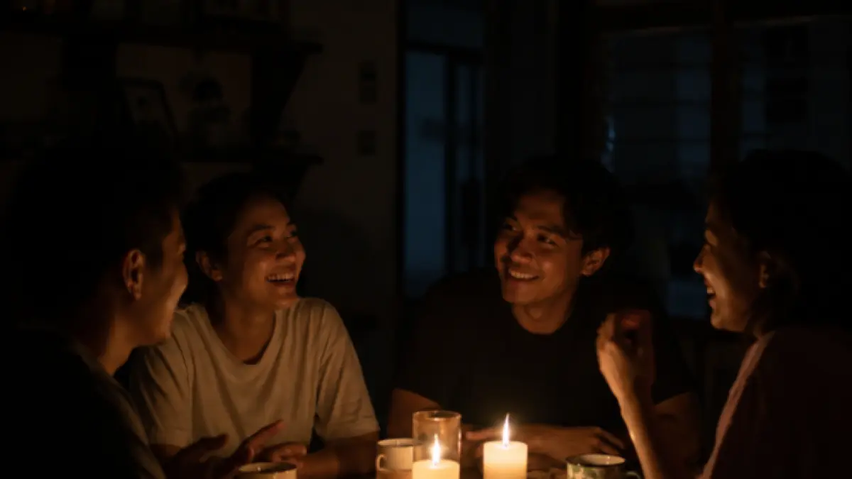 Asik ngobrol saat listrik padam (AI/Halojember)