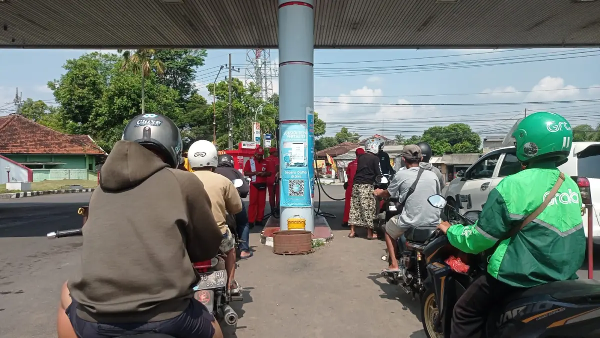 Warga mengantre di SPBU Kelurahan Jember Lor, Patrang, Jember. Per hari ini 10 Juni 2026, Pertamax naik menjadi Rp 16.250 per liter. Ini daftar lengkap harga BBM Pertamina. (SIDKIN ALI/HALOJEMBER)