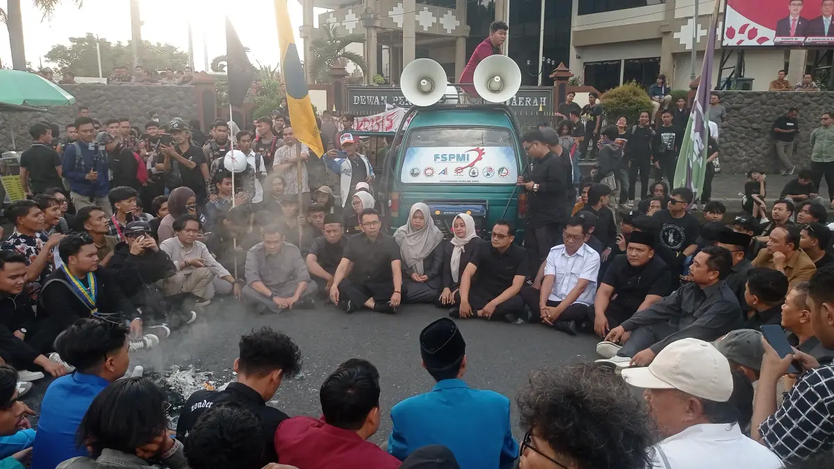 Aksi Indonesia Cemas di Jember, Ratusan Mahasiswa Soroti UU Polri-TNI, BBM hingga Program Prioritas Nasional di depan DPRD Jember. (Sidkin/Halo Jember)