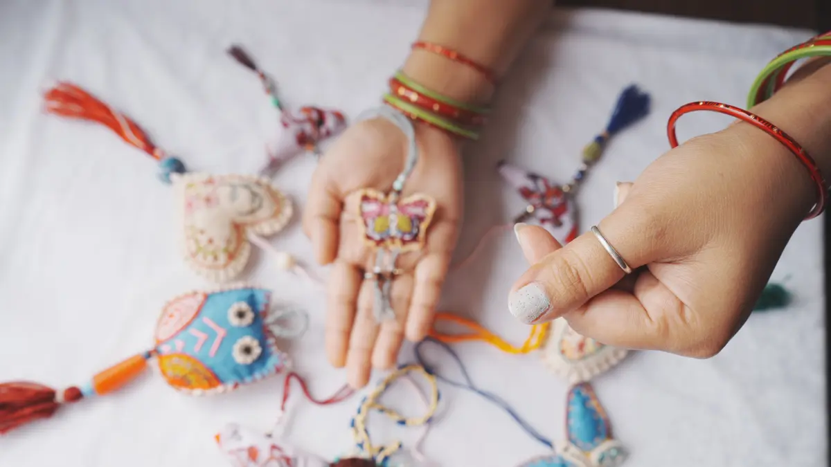 Gantungan atau hiasan handphone unik dan lucu untuk koleksi aksesoris kekinian. (Ravi Kant/Pexels)