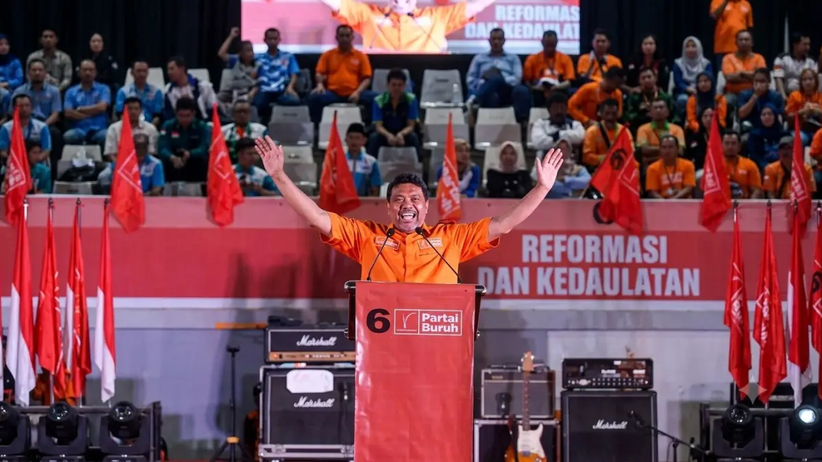 Said Iqbal menyampaikan pidatonya dalam dalam peringatan tiga tahun kebangkitan klas buruh di Istora, kompleks Gelora Bung Karno, Senayan, Jakarta, (18/9/2024) (Dery RIdwansah/Jawa Pos diperjelas dengan Ai)