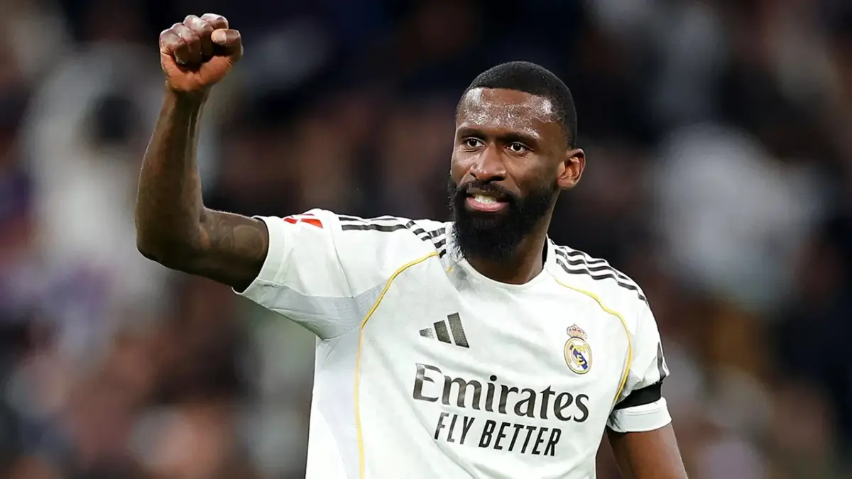 Ulasan mendalam seputar kekuatan lini pertahanan tim papan atas setelah rilis laporan mengenai kabar Real Madrid resmi perpanjang kontrak Antonio Rudiger hingga 2027 demi mengamankan stabilitas tim pekan ini. (Real Madrid)
