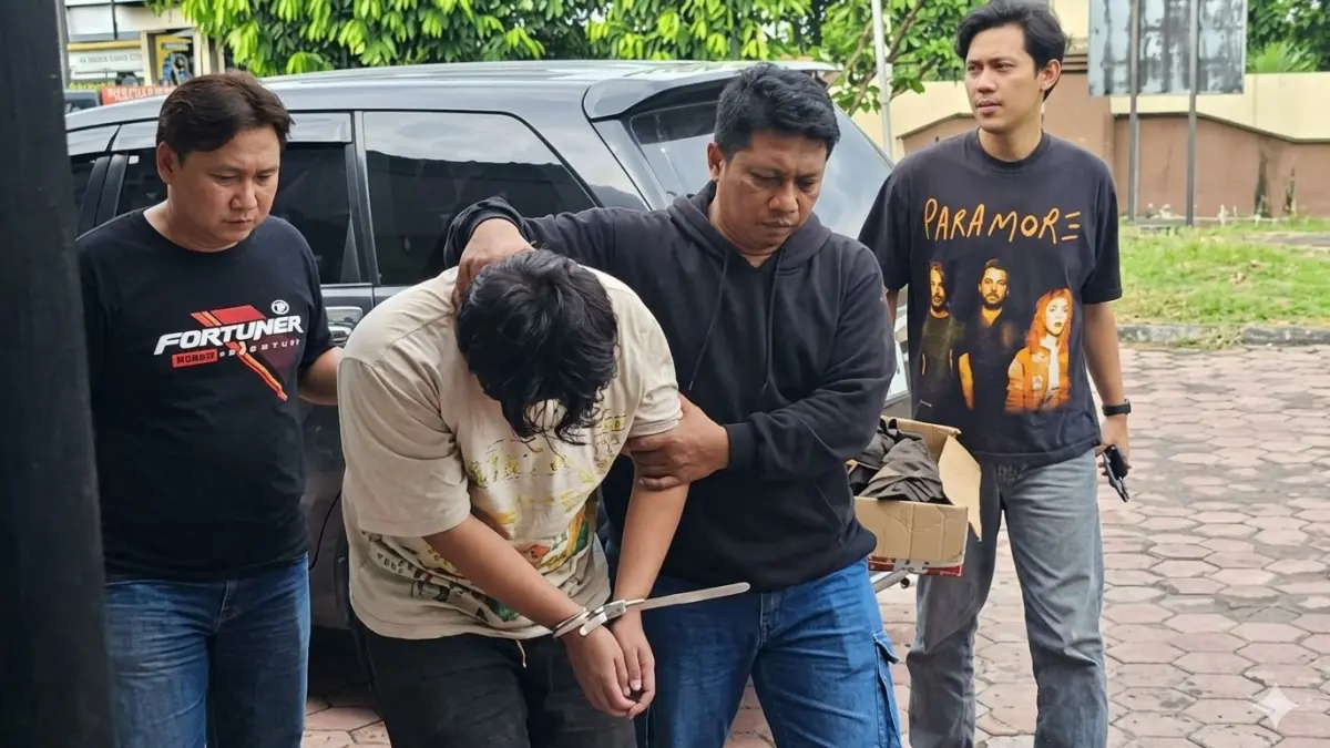 BAWA MOTOR KREDIT: Tersangka Sariyono, warga Dusun Krajan, Desa Mangaran, Kecamatan Ajung dibawa ke Mapolsek Jenggawah. (POLSEK JENGGAWAH)