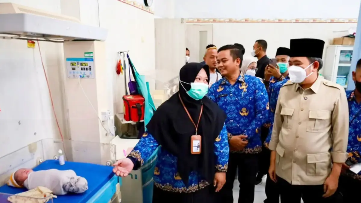 CEK LAPANGAN: Bupati Gus Fawait saat melakukan inspeksi ke Puskesmas Bangsalsari dan meninjau pelayanan kesehatan di faskes milik pemda tersebut, Rabu (17/6). (Maulana/Halo Jember)