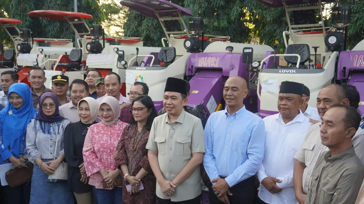 MAULANA/JAWA POS RADAR JEMBER
DORONG KEMAJUAN PERTANIAN: Bupati Gus Fawait, bersama jajarannya, saat kesempatan bertemu pengurus Poktan dan menyerahkan bantuan pertanian, di Kantor DTPHP Jember, 6 Juni 2026. (Maulana/halo Jember)
