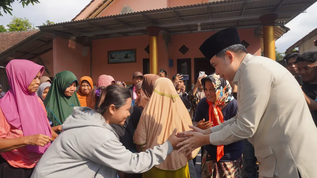 TURUN LANGSUNG: Bupati Fawait saat turun ke masyarakat. Dalam banyak kesempatan, ia juga menyampaikan keinginannya membangun kesadaran kolektif terkait pengolahan sampah di Jember. (Maulana/Halo Jember