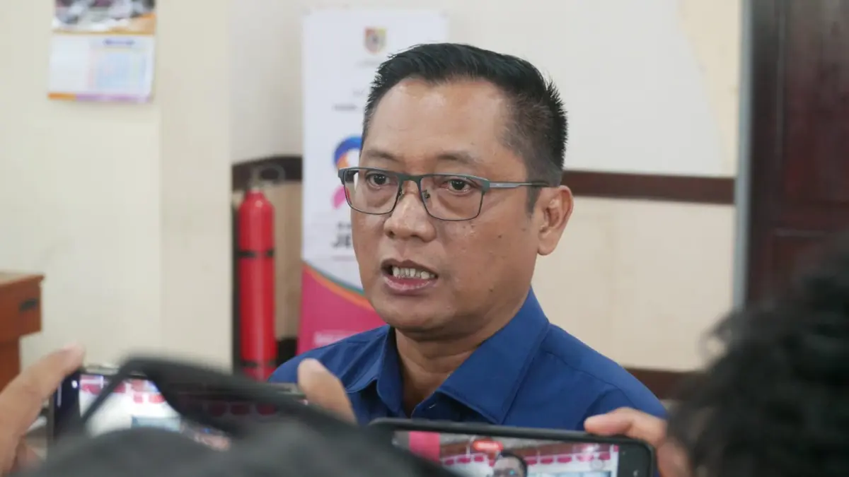 Ketua DPRD Jember Ahmad Halim ketika memberikan keterangan penundaan rapat paripurna akibat aksi demonstrasi pendukung MBG. (Sidkin/Halojember)
