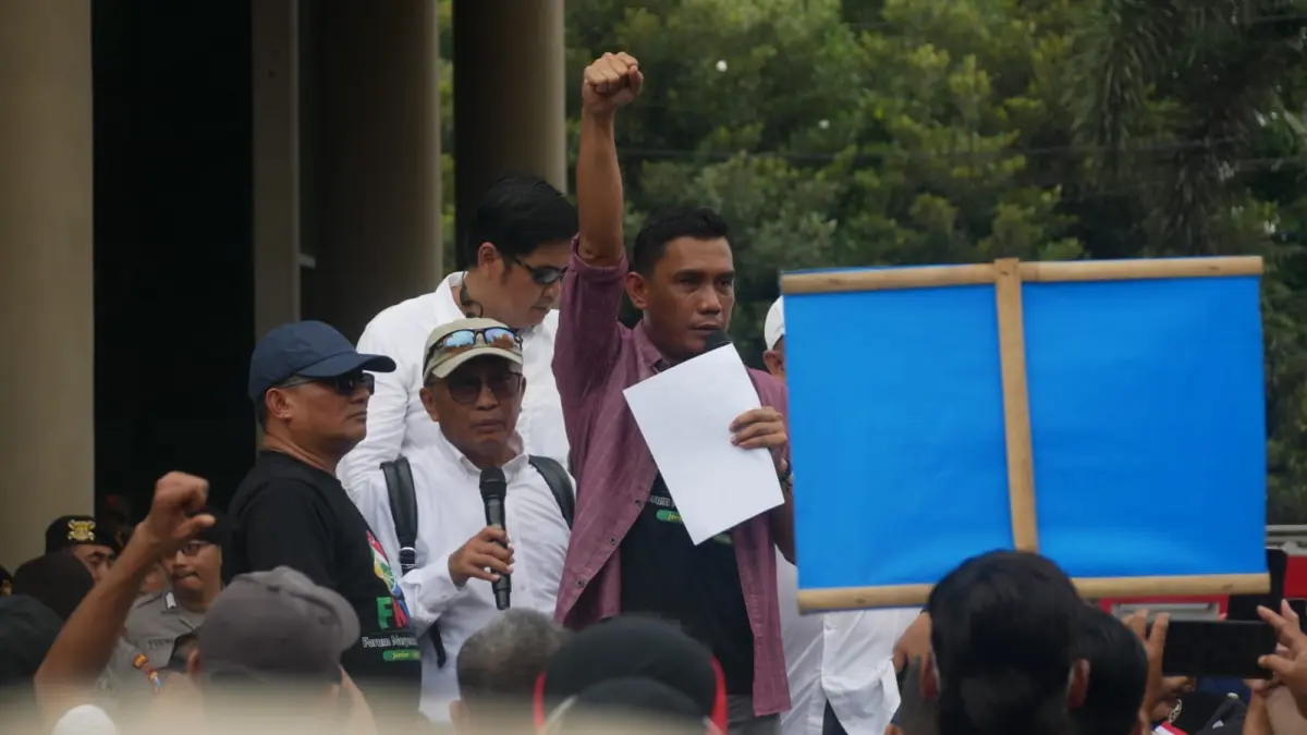 Korlap aksi Agus Nur Yasin saat berorasi di aksi amai dukungan mbg dan program strategis nasional lainnya di DPRD Jember, Sabtu 20 Juni 2026. (Sidkin/Halojember)