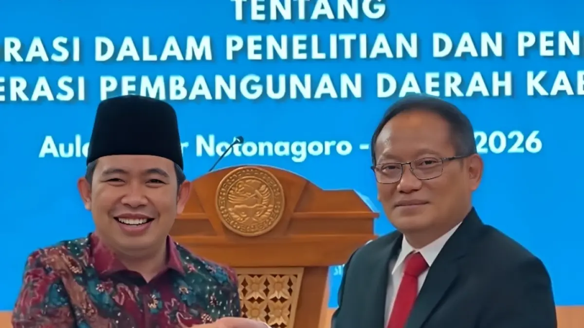 MITRA STRATEGIS: Bupati Gus Fawait, ditemani Wakil Kepala BP Taskin Iwan Sumule dan jajaran Dekanat FEB Unair, usai menandatangani kesepakatan kerjasama di Unair, Surabaya, (12/6). (Dok Pemkab Jember untuk Halo Jember)