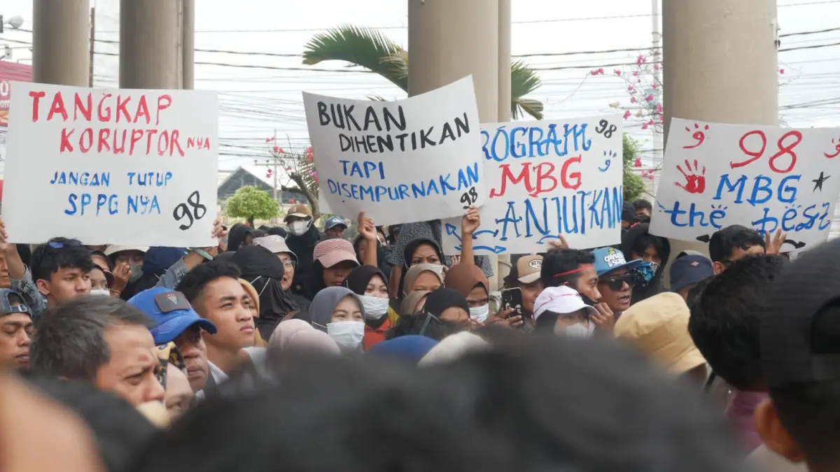 Poster yang dibawa masa aksi saat demonstrasi di DPRD Jember yang mendukung pelaksanaan program MBG dan program strategis nasional lainnya Sabtu (20/6/2026). (Sidkin/Halojember)