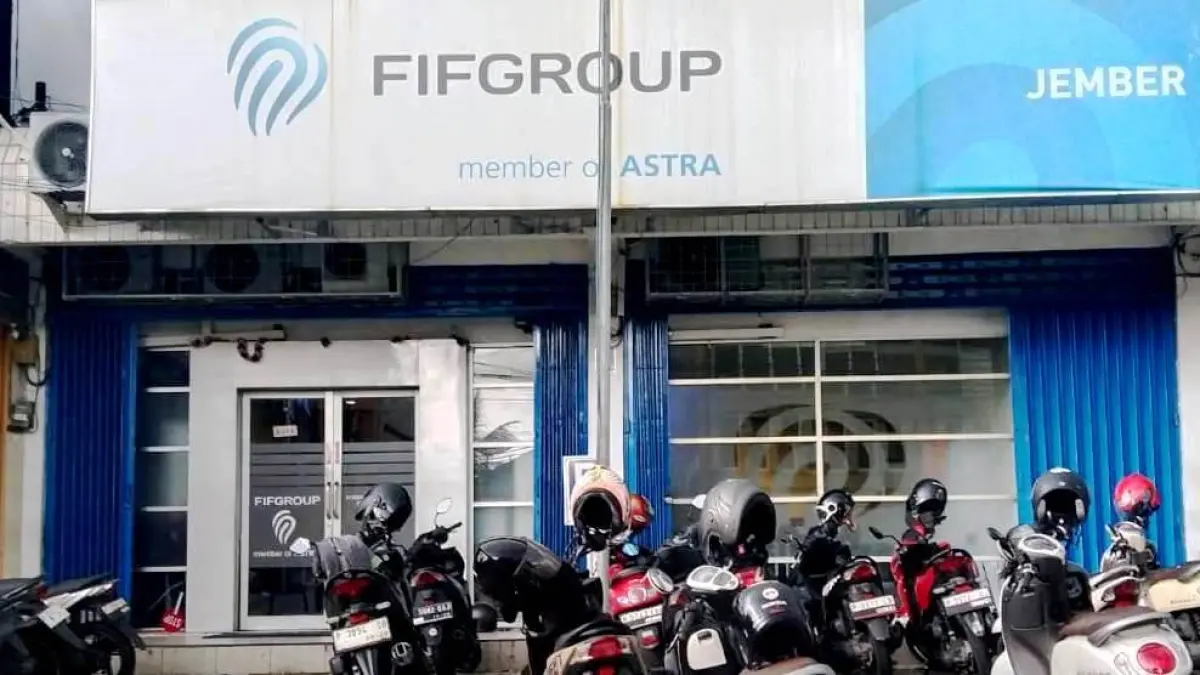 RAMAI: Suasana halaman Kantor Cabang FIFGROUP Jember di Jl. Diponegoro No.10, Tembaan, Kepatihan, Kec. Kaliwates, Kabupaten Jember, Jawa Timur. (NUR HARIRI/HALOJEMBER)