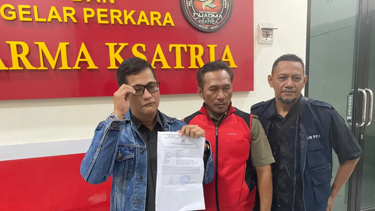 LAPOR KE POLISI: Kuasa hukum pelapor Anasrullah (kiri) bersama pelapor HR (tengah) saat lapor ke polisi terkait dugaan pengancaman dengan senjata tajam yang dilakukan oleh oknum PPPK Diskopumdag Jember, (Sigit)