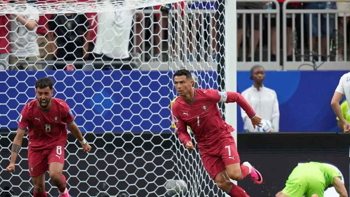 Ulasan mendalam seputar panduan statistik prestasi atlet setelah muncul rilis berkala mengenai Cristiano Ronaldo lampaui rekor Lionel Messi di ajang piala dunia guna mempermudah pemilihan informasi sepak bola dunia harian konsumen pekan ini. (AP)