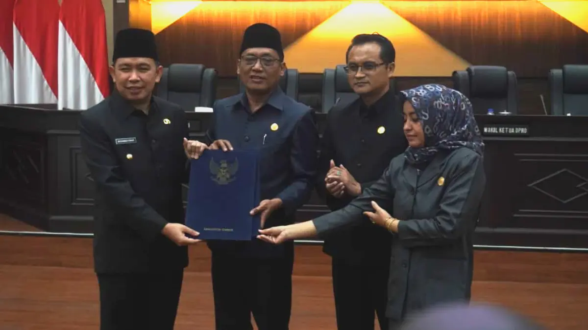 PARIPURNA: Dari kiri, Bupati Jember Muhammad Fawait, Ketua DPRD Jember Ahmad Halim, Wakil Ketua DPRD Widarto, dan Wakil Ketua DPRD Fatmawati, foto bersama setelah lima Raperda inisiatif eksekutif dan legislatif disetujui bersama, di DPRD Jember, kemarin (27/6/2026). (SIDKIN ALI/HALOJEMBER)