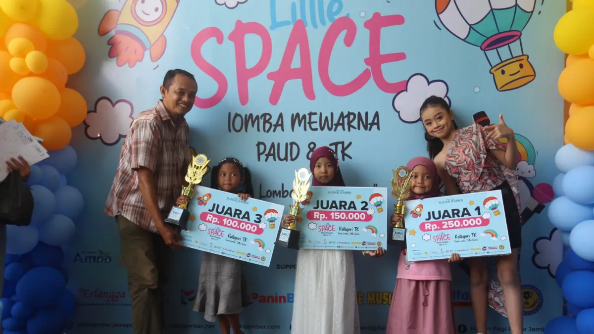 JADI PENGALAMAN: General Manager Jawa Pos Radar Jember, MS Rasyid, foto bersama juara lomba mewarnai kategori TK di JPRJ, kemarin (27/6/2026). (YULIO FA/HALO JEMBER)