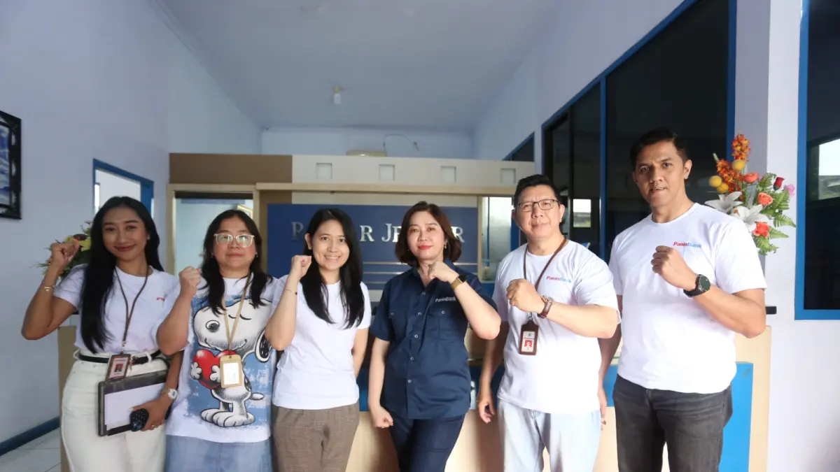 PEDULI ANAK: Pimpinan Bank Panin Cabang Jember, Fenny Djayasaputra, foto bersama jajaran karyawan bank ketika lomba mewarnai Little Space di kantor Jawa Pos Radar Jember, kemarin (27/6/2026). (YULIO FA/HALO JEMBER)