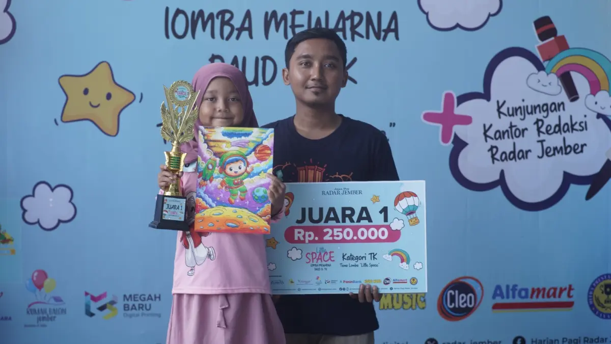 RAIH JUARA: Adzkia Mufida Arifin bersama sang ayah Erwin Saputra rayakan kemenangan lomba mewarna Little Space oleh Jawa Pos Radar Jember, kemarin (27/6/2026). (YULIO FA/HALO JEMBER)