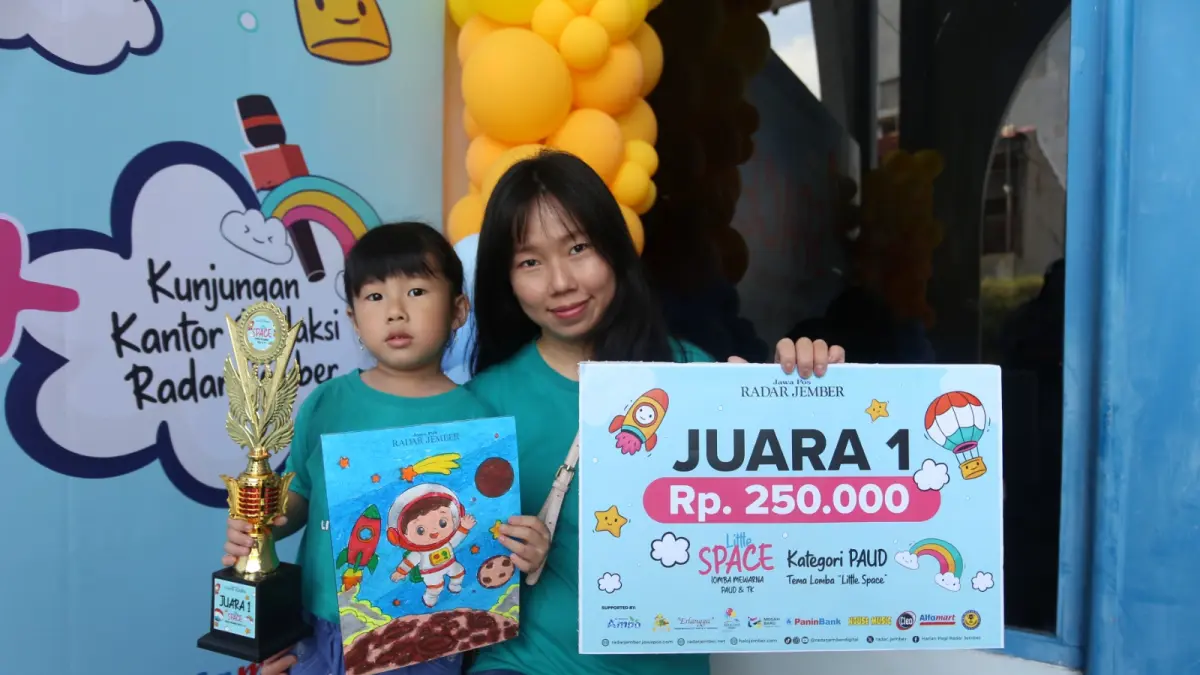 SENYUM MANIS: Cheryl Beverly Ang Juara 1 Lomba Mewarnai Kategori PAUD foto bersama ibunda Claudia Jeanny S, di JPRJ. (YULIO FA/HALO JEMBER)