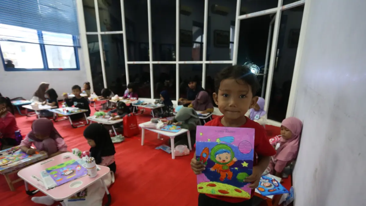 TUNJUKKAN HASIL: Siswa menunjukkan hasil mewarnai dalam Lomba Mewarnai Little Space di kantor Jawa Pos Radar Jember, Sabtu (27/6/2026). (YULIO FA/HALO JEMBER)