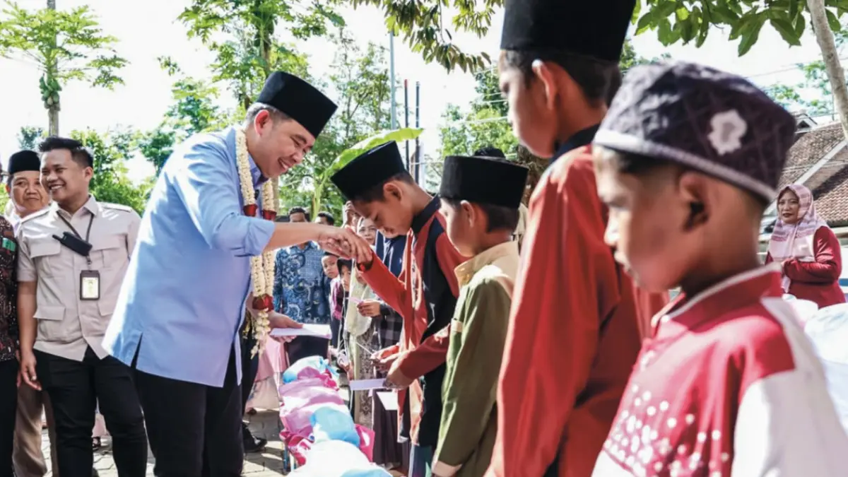 HANGAT: Gus Fawait saat memberikan santunan kepada anak-anak, saat menghadiri pertemuan ketua pengajian dan guru ngaji, dalam program Bunga Desaku di Balai Desa/Kecamatan Sukorambi, Sabtu (27/6) (Maulana/Halo Jember)