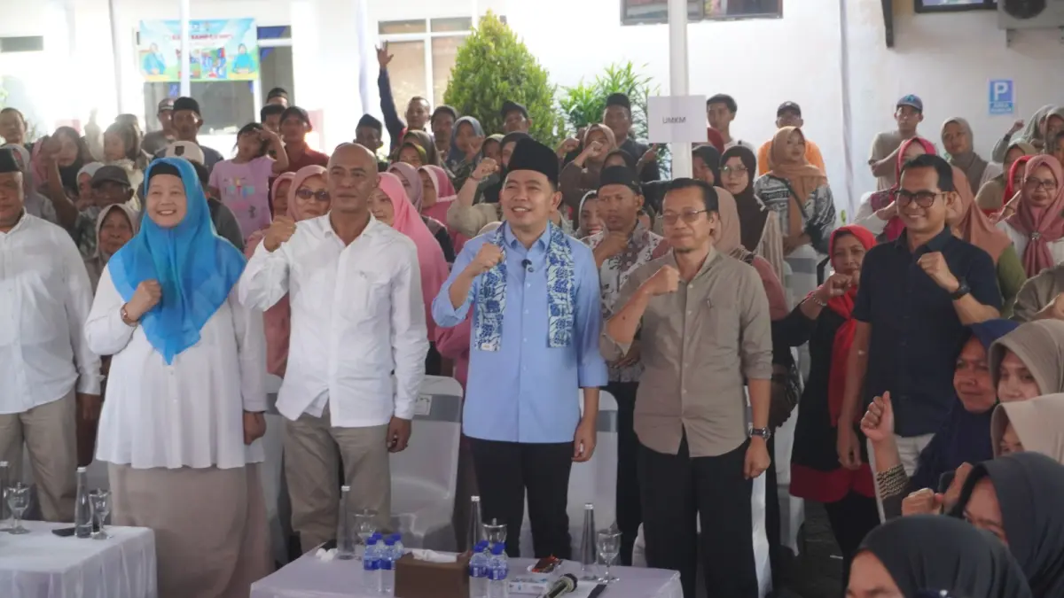 KEMBALI TURUN: Bupati Gus Fawait saat kesempatan bertemu dengan para pelaku UMKM, saat kegiatan Bunga Desaku, di Kantor Kecamatan Sukorambi, Minggu (28/6). 