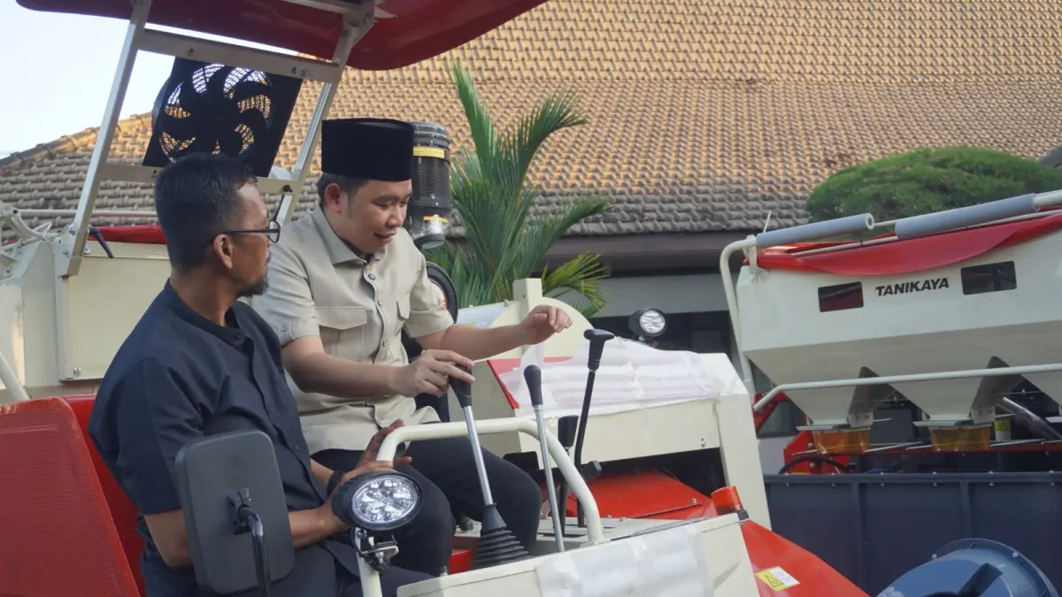 UNTUK PETANI: Salah satu bantuan alsintan yang diujicoba Gus Fawait, sebelum diserahkan kepada para kelompok tani, di Kantor DTPHP Jember (6/6). (MAULANA/RADAR JEMBER)