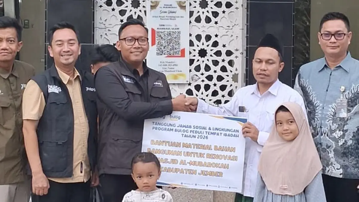 Dukung Kenyamanan Ibadah, Bulog Jember Bantu Bangun Sarana Tempat Wudhu dan Toilet Masjid Al Mubarokah. (Bulog Jember)