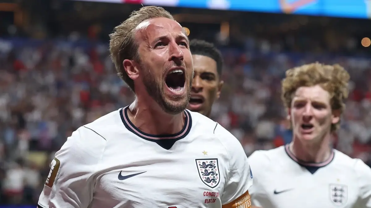 Harry Kane berselebrasi usai mencetak dua gol ke gawang RD Kongo. Gol ini membuatnya melampaui rekor Legenda Brasil Pele dengan koleksi 13  gol. (IG @harrykane)