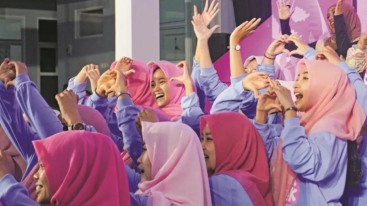 Sejumlah warga Desa Pringgondani yang didominasi milenial perempuan, diproyeksikan menjadi pembatik profesional melalui program kerjasama antara pemerintah daerah dengan pemerintah pusat. (Maulana)