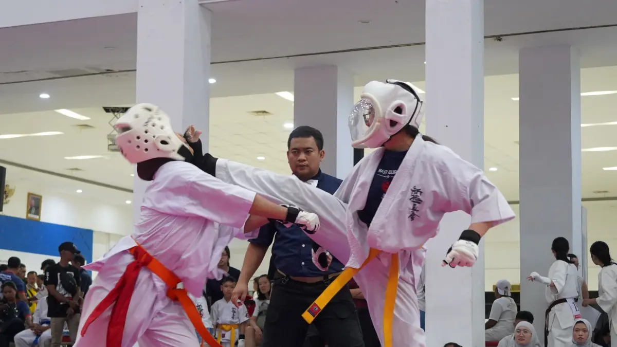 SENGIT : Duel antara ini Jocelyn (kanan) melawan Yesiera almas (kiri) dalam WKO (World Karate Organization) Shinkyokushinkai Indonesia The 27th Indonesia Open & 3rd Indonesia Junior Championship 26-28 Juni, Graha STIESIA, Surabaya.