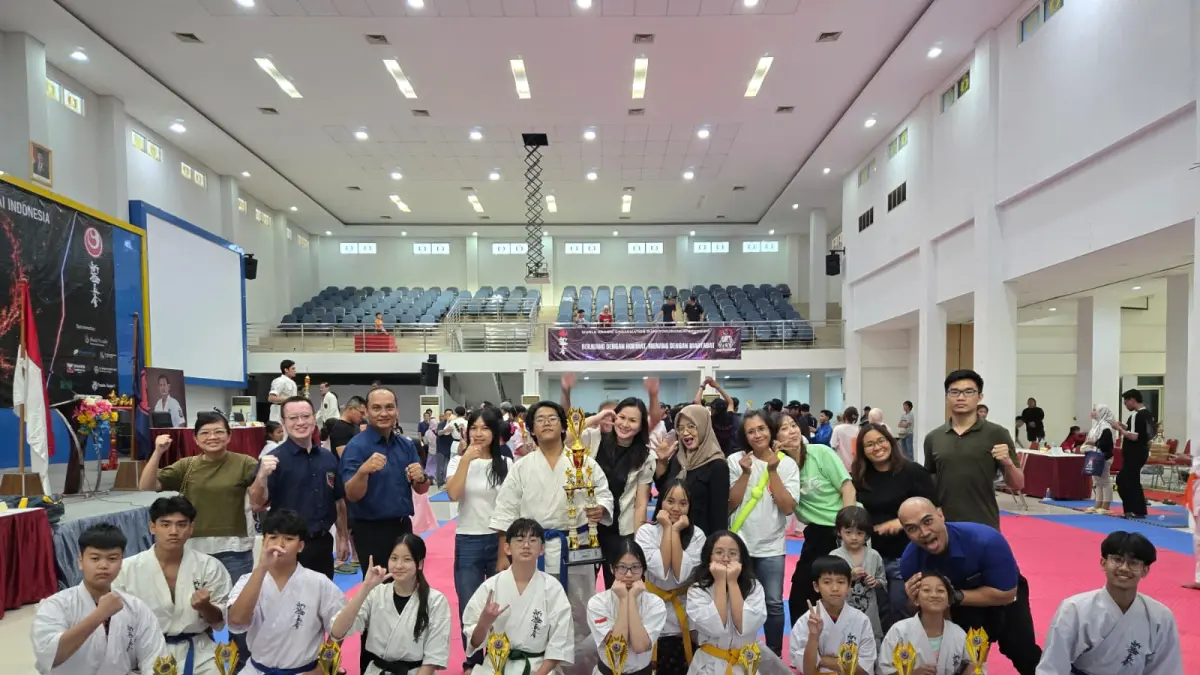 DOKUMENTASI: Foro bersama usai Atlet Shinkyokushinkai Jember Borong 10 Piala pada ajang The 27th Indonesia Open & 3rd Indonesia Junior Championship di Graha STIESIA Surabaya