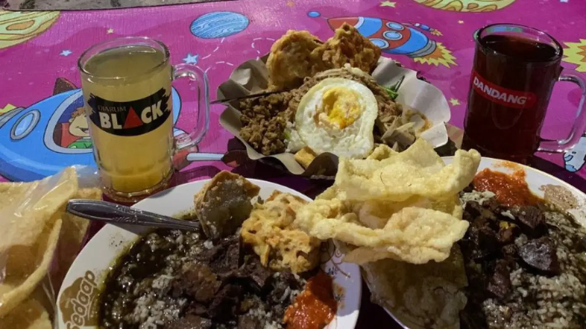 Pecel rawon Gladak Kembar kuliner malam Jember (X: @basejember)