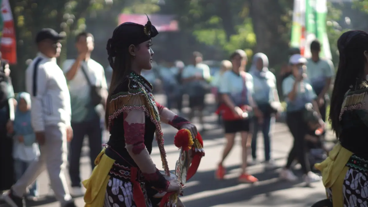 MEMUKAI: Momen mahasiswa Unej anggota UKM Unej PSRM Sardulo Anorogo yang menampilkan tarian Reog Ponorogo dalam event Jalan Gembira KAUJE Fest 2026, Sabtu Pagi (4/7)