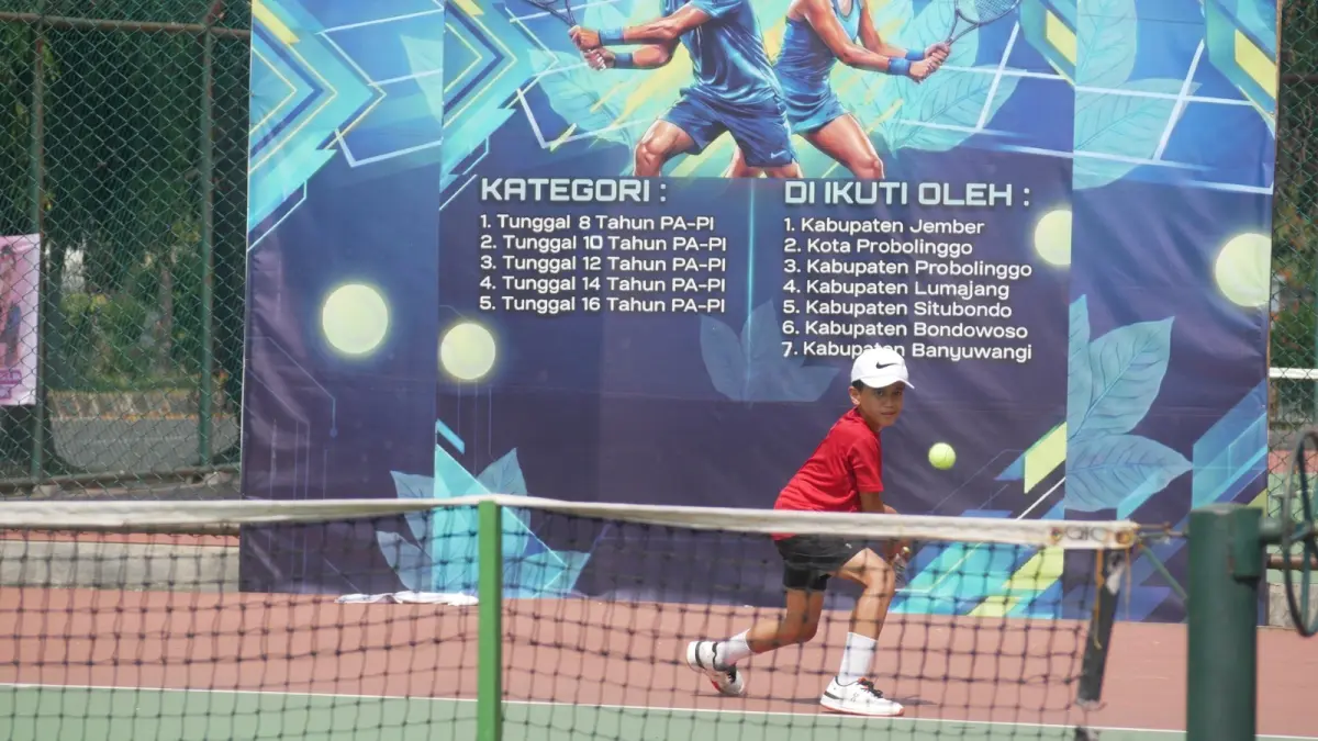 BERSAING: Salah satu petenis saat bertanding di Turnamen Tenis Junior Kejurwil V Jember di Lapangan Tenis GOR PKPSO Kaliwates, kemarin (5/7). (SIDKIN ALI/HALOJEMBER)