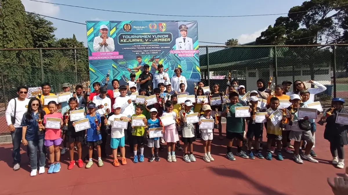JUARA: Para juara berfoto bersama Pengprov Pelti Jatim, KONI Jember, dan Pengkab Pelti Jember pada Turnamen Junior Kejurwil Tenis Jember.