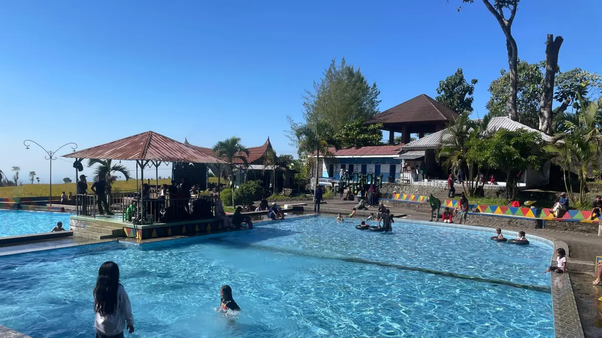 MENAWAN: Destinasi wisata kolam renang dengan view persawahan jadi andalan jujugan warga lumajang. (ATIEQSON MAR IQBAL/JAWA POS RADAR SEMERU)