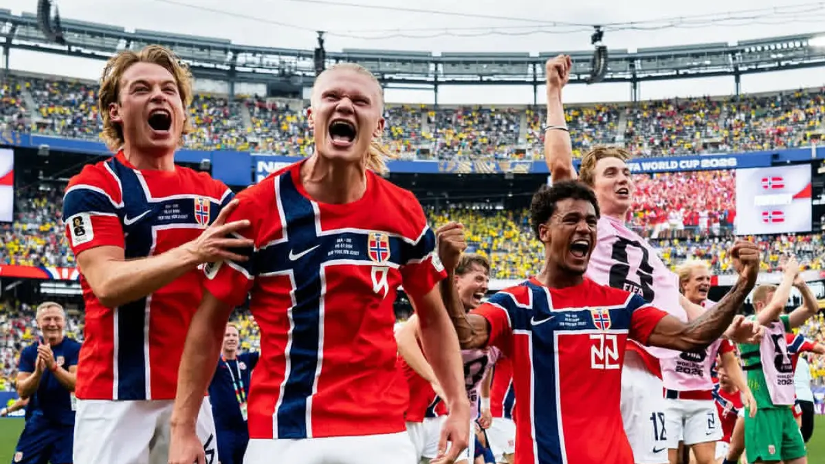 Erling Braut Haaland merayakan gol bersama pemain Norwegia setelah mengalahkan Brasil 2-1